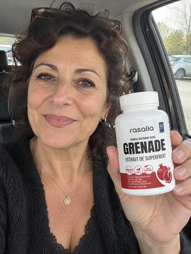 Une femme dans sa voiture montre sa boîte de grenade Rasalia